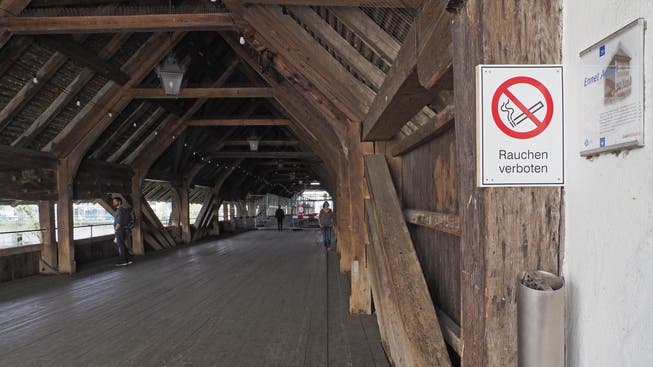 Seit 2018 ist auf der Holzbrücke ein Rauchverbot.