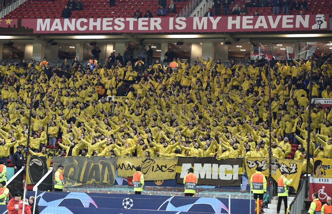 YB-Fans machen schon vor Spielbeginn grossartige Stimmung. Rund 3000 Fans sind nach Manchester ins Old Trafford gekommen.