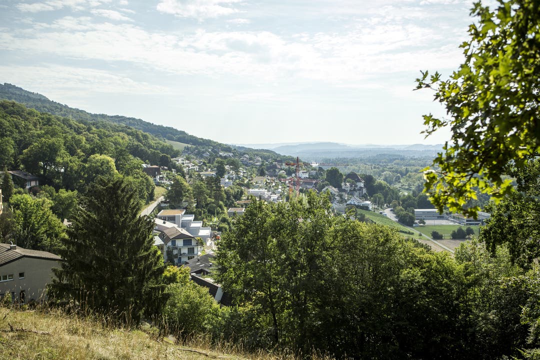 AZ Leserwandern 2018, 10. Etappe, Biberstein Aussicht über das Dorf Biberstein. Im Hintergrund der Wald zwischen Aarau Rohr und Rupperswil.