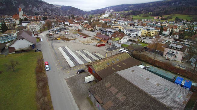 Drohenbild der ehemaligen Sagi-Parzellen im Dorfkern von Balsthal. Im Vordergrund Teilbereich B, im Hintergrund (heute als Parkplatz genutzt) Teilbereich A. Der Augstbach wird unterirdisch geführt.