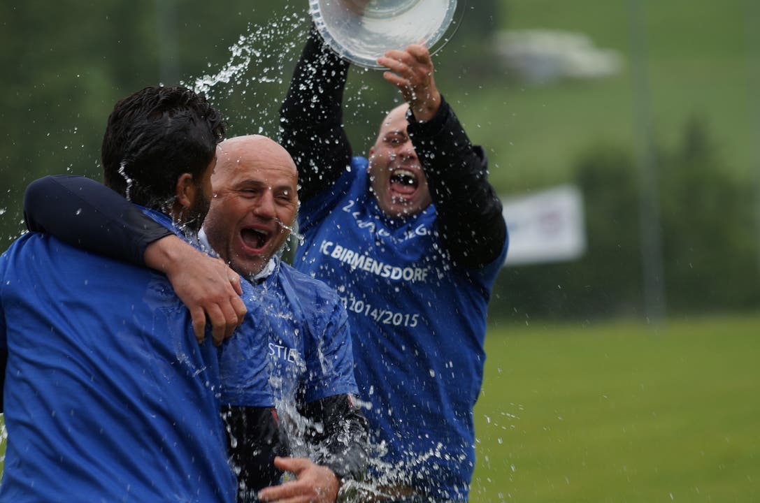 Die Birmensdorfer mit dem damaligen Trainer Fabio Stiz (Mitte) bei ihrem letzten grossen Erfolg, dem Aufstieg in die 2. Liga im Jahr 2015.