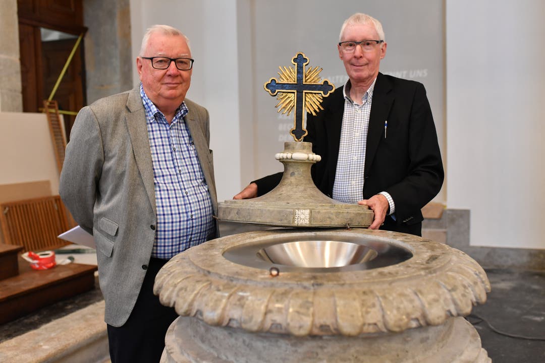 Zufriedene Gesichter: Peter Schibli, Präsident der Bau- und Planungskommission (links) und Kirchgemeindepräsident Kurt Stutz vor dem neuen Taufbecken.
