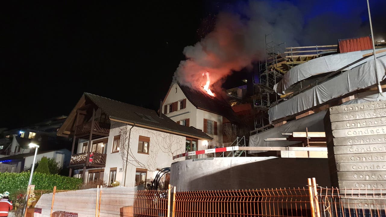 In Obersiggenthal geriet ein Einfamilienhaus am Freitagabend in Brand.