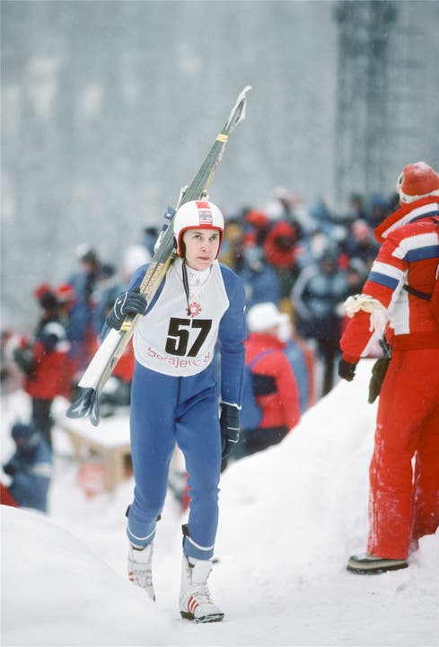 Matti Nykänen im Februar 1984 als 20-Jähriger auf dem Weg zum Gewinn seiner ersten Olympia-Goldmedaille in Sarajevo.