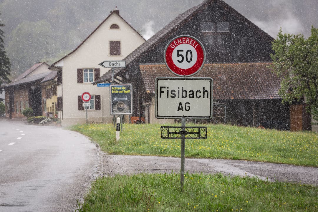 Fisibach (498 Einwohner) liegt neben Kaiserstuhl, und grenzt auch an den Rhein. Es geriet schweizweit in die Schlagzeilen, weil sich Einwohner Gedanken machten über einen Kantonswechsel zum Kanton Zürich. Dieser ist allerdings vom Tisch.