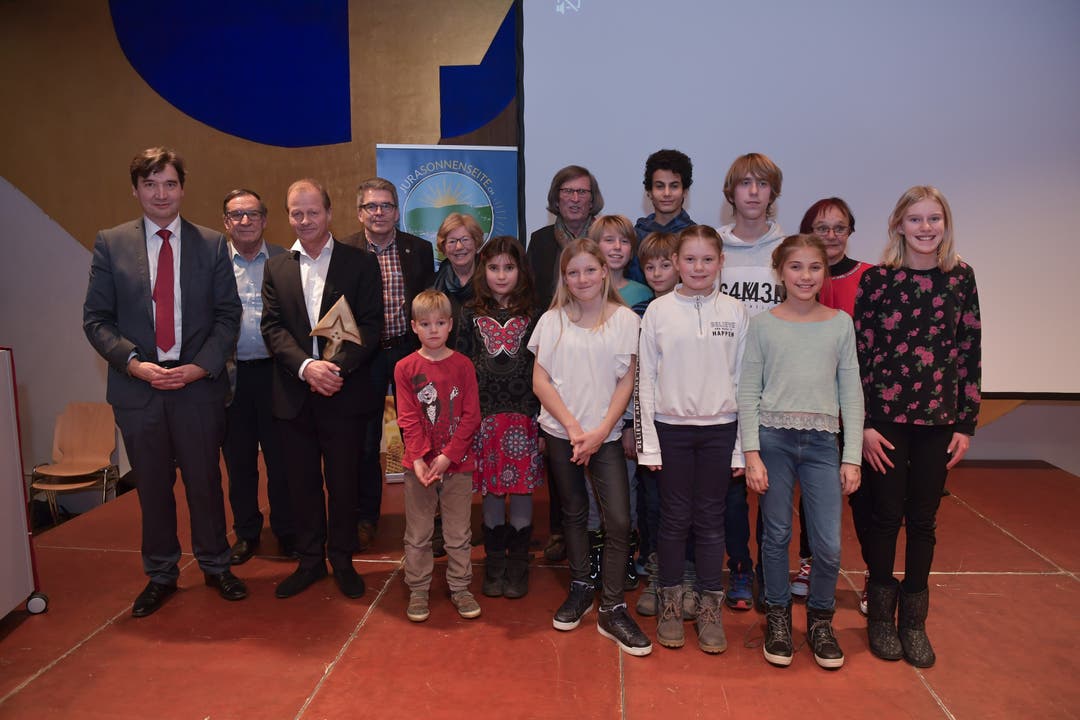 Kulturpreisverleihung 2019 Stadtpräsident François Scheidegger (links) mit Kulturpreisträger Marc Reist (3. v. l.) und den weiteren Preisträgern des Künstlerarchivs und des Kindertheaters Blitz