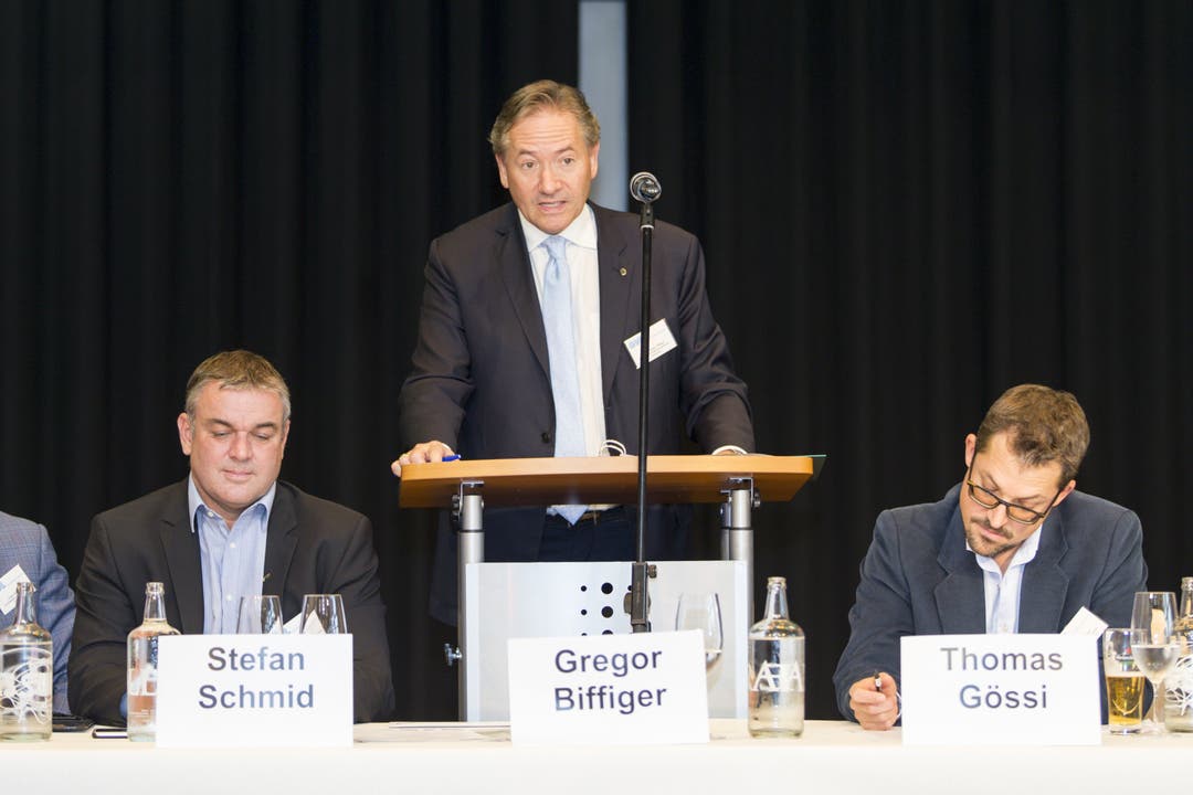 «Schöne Worte», entgegnete Gewerbeverbandspräsident Gregor Biffiger, hier flankiert von Stefan Schmid (Urdorf) und Thomas Gössi (Birmensdorf).