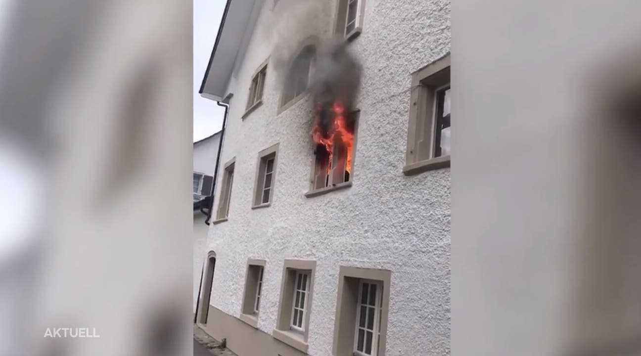 Dieser Screenshot eines Leservideos zeigt, wie die Flammen aus einem Fenster im ersten Stock schiessen. Hier dürfte der Brand ausgebrochen sein.