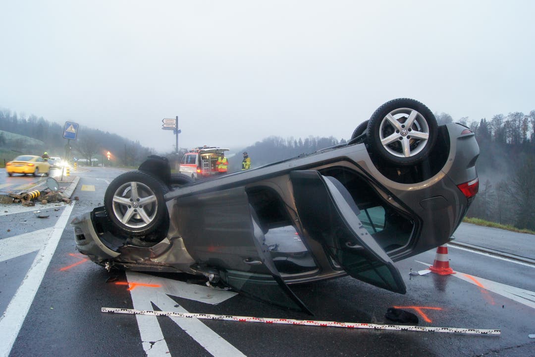 Menzingen ZG, 27. November Bei der Verzweigung Aegeristrasse-Nidfuren sind zwei Autos zusammengestossen. Eine Frau wurde leicht verletzt. Die Unfallverursacherin hat den Vortritt missachtet.