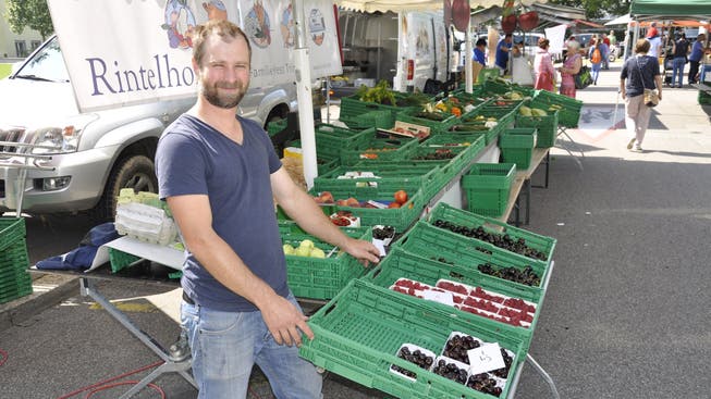 Landwirt und Marktfahrer Dominik Hess an seinem Stand am vergangenen Samstag am Wochenmarkt in der Bifangstrasse.