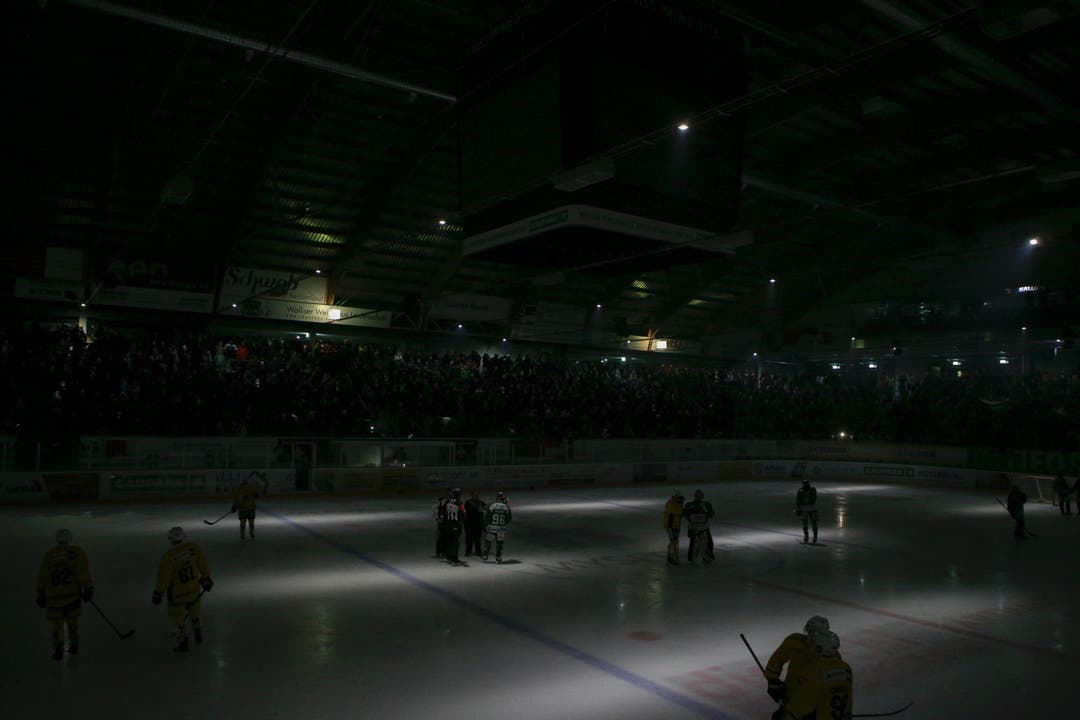 Die Spieler sind kurz nach dem Stromausfall noch auf dem Eis.