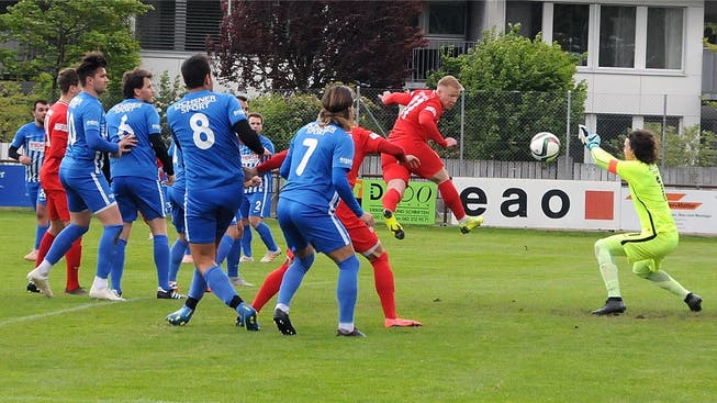 Thomas Husi im Tor des FC Olten pariert den Kopfball von Dietikons Aussenläufer Blazenko Klaric.