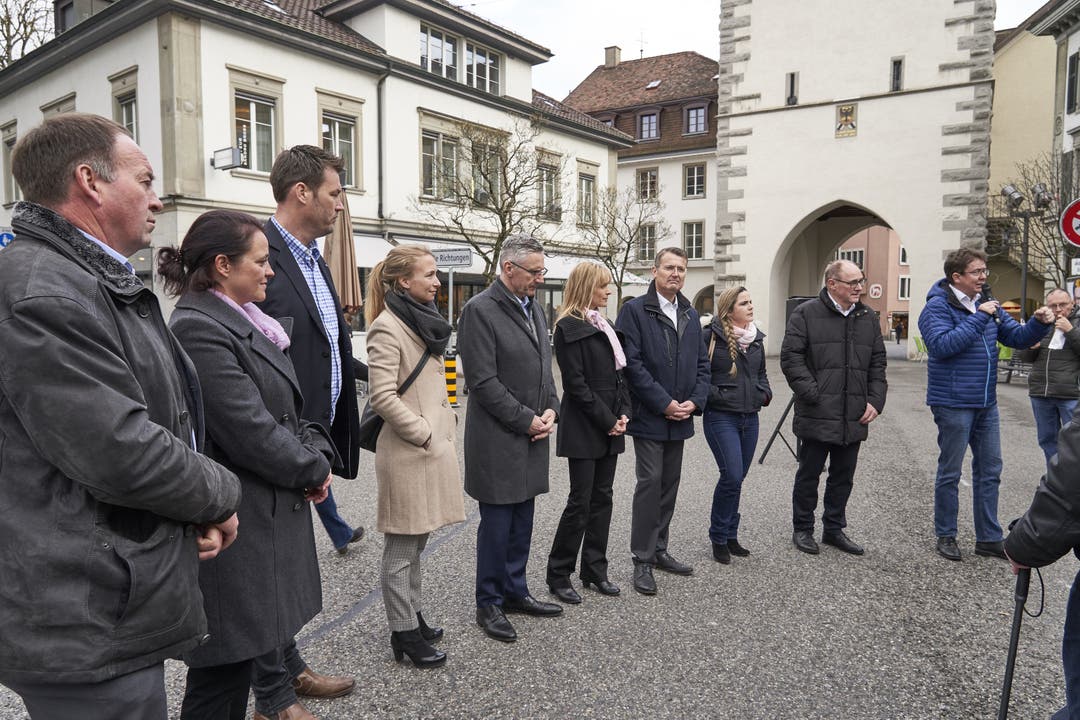 «SVP bi de Lüüt»: Die Aargauer Kandidatinnen und Kandidaten der Partei hören sich in Baden die Anliegen der Bevölkerung an.