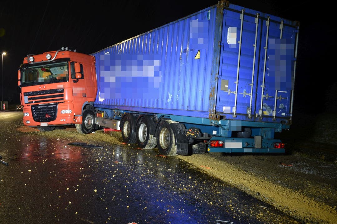 Kaisten AG, 28. Januar: Ein Auto kollidert frontal mit einem Lastwagen. Die Polizei vermutet einen Suizidversuch.