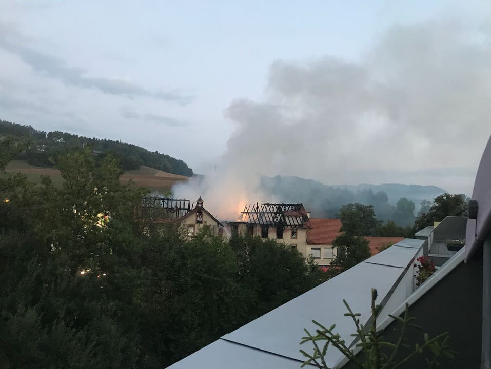 Das brennende Gebäude am frühen Morgen vom Balkon eines Lesers aus gesehen