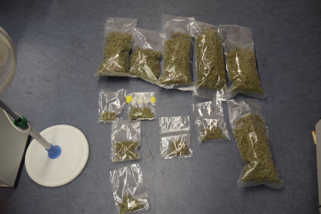 Ebenso wurden rund 3 Kilogramm getrocknetes und bereits abgepacktes Marihuana gefunden.