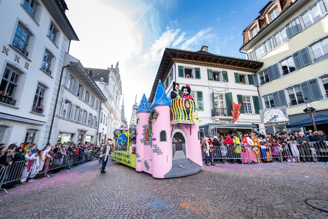 Fasnachtsumzug Solothurn 2019 Zweitplazierte: Provinznarre - «25 Johr Eurodisney Traumwäut aus nöie Standort hei si Zuchu gwähut»