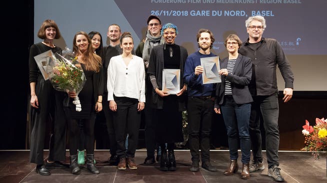 Freude in den Gesichtern: Das sind die Gewinnerinnen und Gewinner der diesjährigen Basler Film- und Medienkunstpreise.