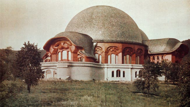 Wirkte wie aus Stein, war aber aus Holz und Gips: Das erste Goetheanum existierte nur zwei Jahre, von 1920 bis 1922. Keystone