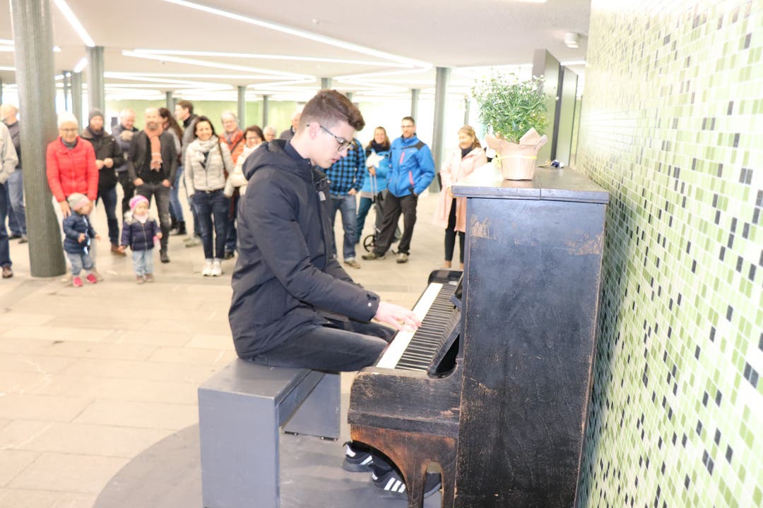 "Frühlingserwachen": Offene Bühne und öffentliches Klavier Der 17-jährige Badener Kantischüler und Pianist Aleksa Golić zeigte sein Können am Klavier.