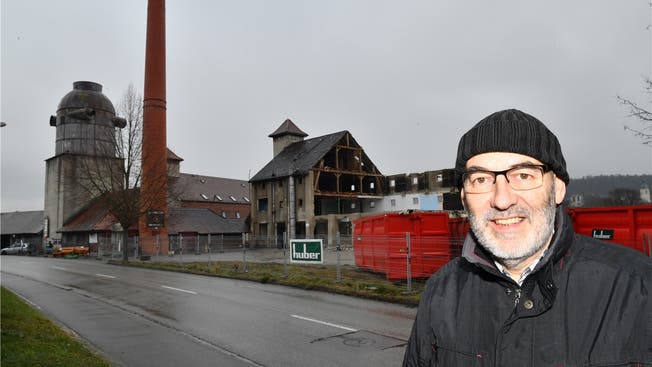 Roberto Aletti vor der Abrissstelle der alten Leistenfabrik