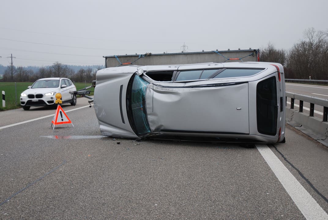 A1 bei Niederbipp/BE, 15.Dezember Auf der Autobahn A1 zwischen Niederbipp und Oensingen ist ein Fahrzeugtransportanhänger, auf welchem ein Auto transportiert wurde, auf die Seite gekippt. Verletzt wurde niemand.