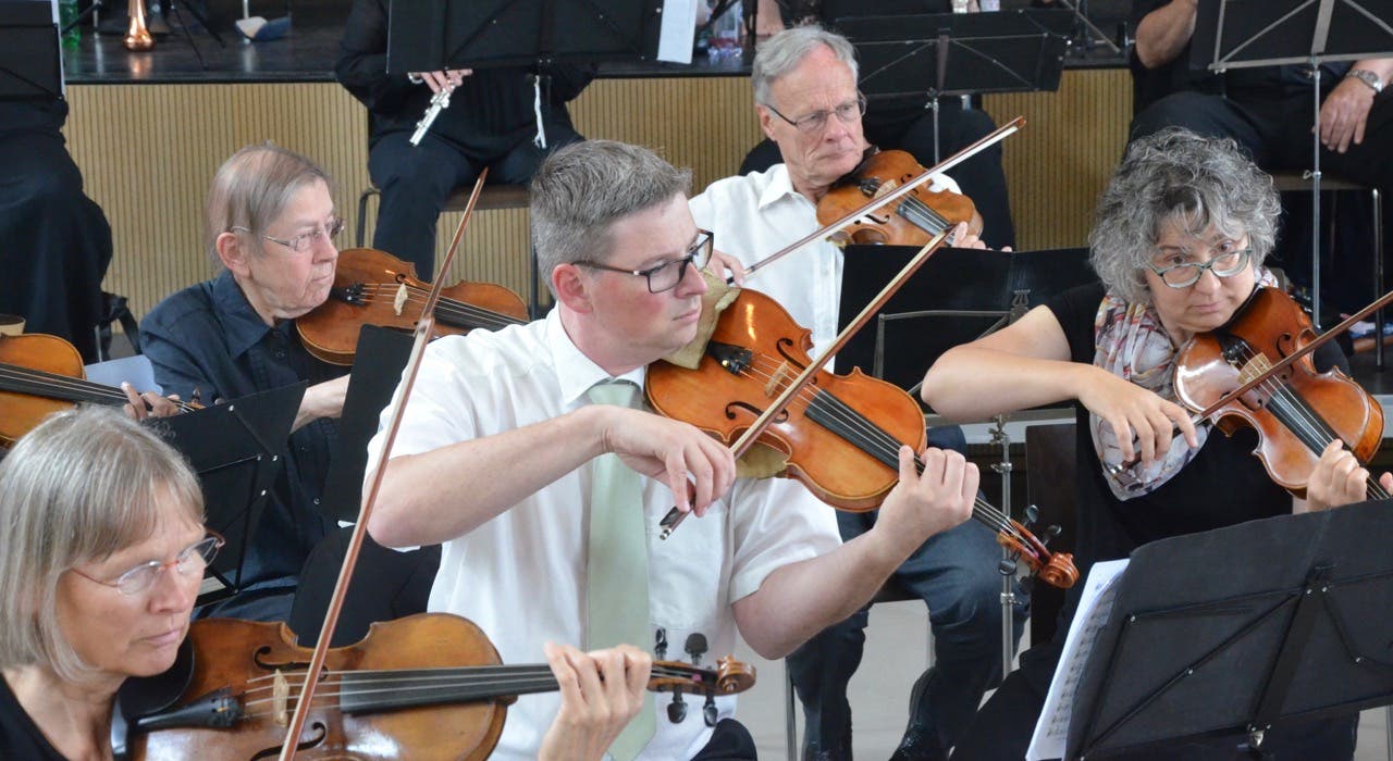 Konzentriertes Spielen der Geigen 26 Mai 2019: Britten, Bartok und Beethoven in der Kurbrunnenanlage in Rheinfelden
