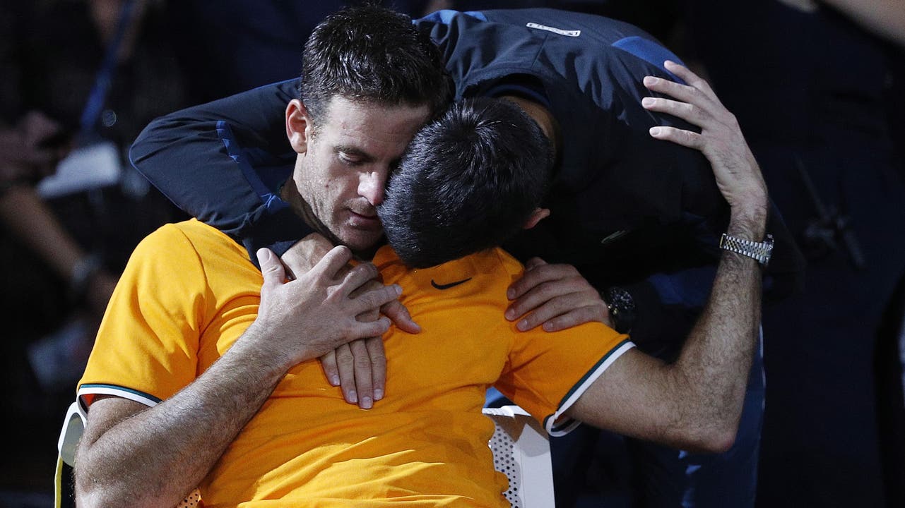 Novak Djokovic (r.) tröstet den besiegten Final-Gegner Juan Martin Del Potro.