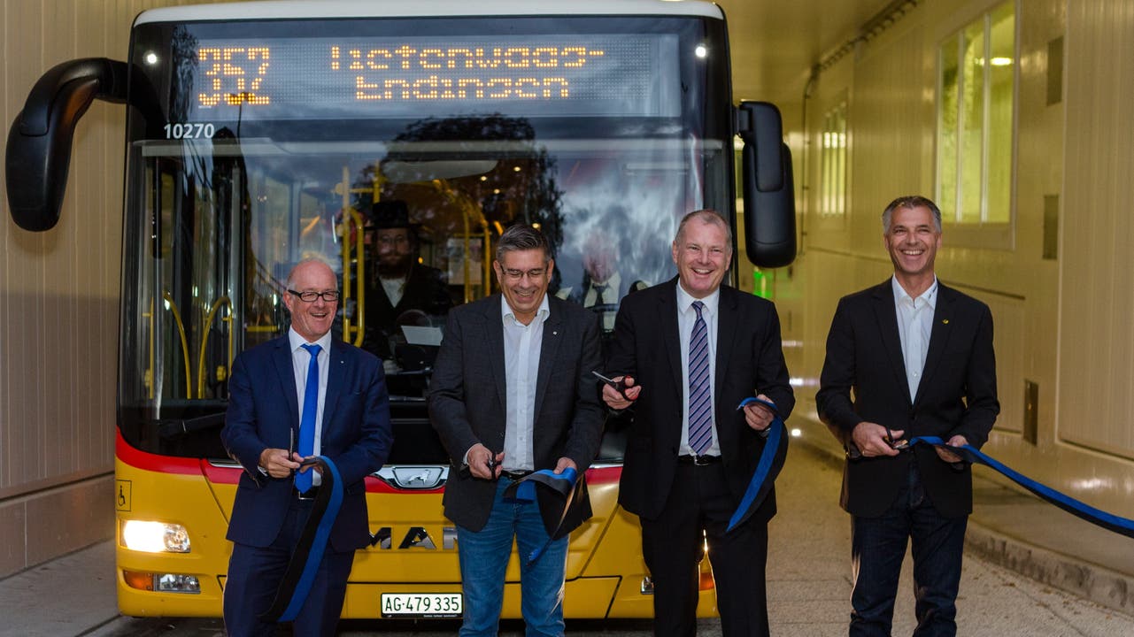 Erste Busfahrt durch den neuen Bustunnel unterhalb des Cordulaplatzes in Baden. Unter anderem mit Stadtammann Markus Schneider, Regierungsrat und Alt-Ammann Stephan Attiger.