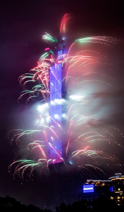 In Taiwan wurde das Taipei Financial Center mit Feuerwerk und Lichteffekten in Szene gesetzt.