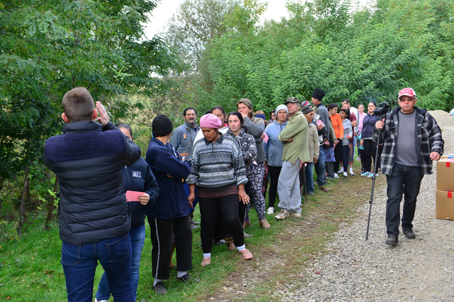 Martin Hug (ganz rechts) mit Einwohnern von Preutesti im Nordosten Rumäniens, die auf die Verteilung von Hilfsgütern warten.