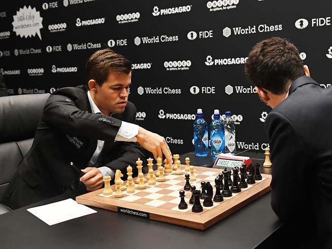 Der alte und neue Weltmeister Magnus Carlsen (links) hatte die Partien am Schlusstag jederzeit im Griff.