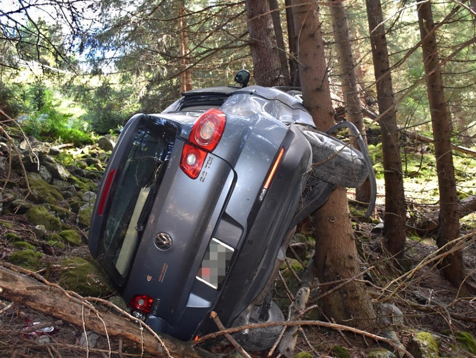 Davos GR, 16. September Ein Vater und seine beiden Kindern sind auf einer Alpstrasse in Davos Glaris mit dem Auto verunfallt. Der Wagen geriet von der Strasse und überschlug sich. Alle drei Insassen verletzten sich.