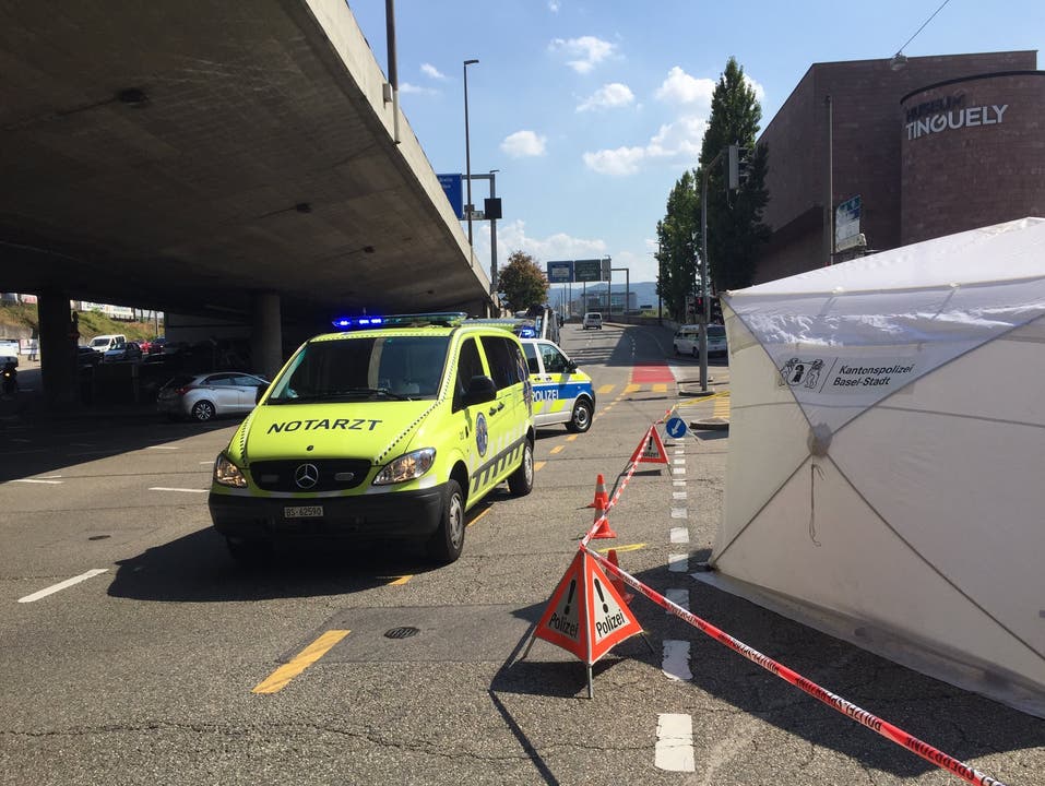 Basel (BS), 22. August Ein Velofahrer ist bei einem Unfall am Mittwoch in Basel ums Leben gekommen. Er kollidierte mit einem Lastwagen und verstarb noch auf der Unfallstelle.