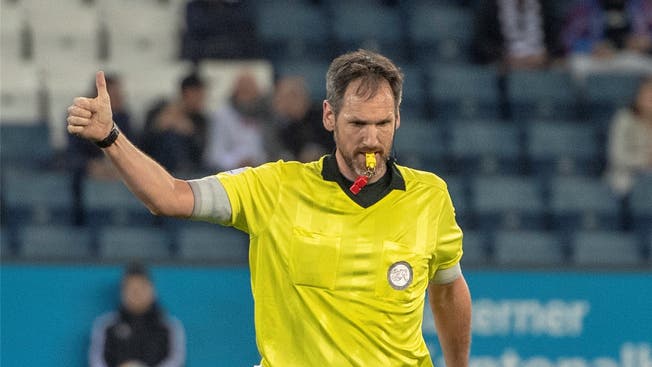 Schiedsrichter Nikolaj Hänn stand im Spiel gegen den FC Luzern im Scheinwerferlicht und musste danach Kritik einstecken.