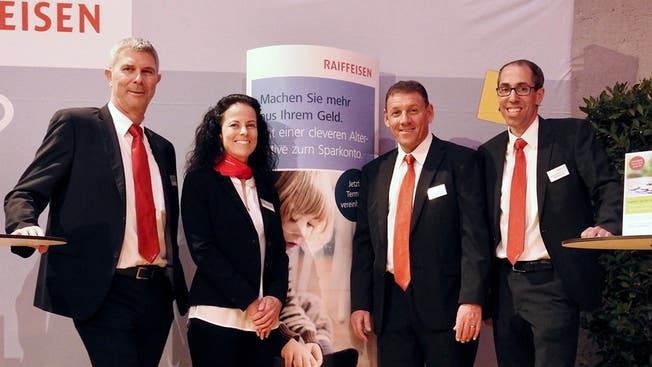 Erstmals gab es an der GV der Raiffeisenbank Untergäu einen Messestand. Die Bankberater (v.l.) Heinz Nützi, Daniela Frey, Marco Peduzzi und Sascha Kamber.