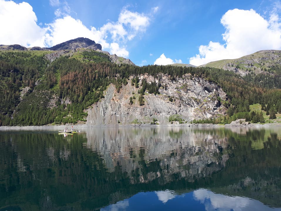  Romano Mombelli hat die erste Länge im eisigkalten Wasser des grössten Oberengadiner Sees, dem Silsersee, absolviert.