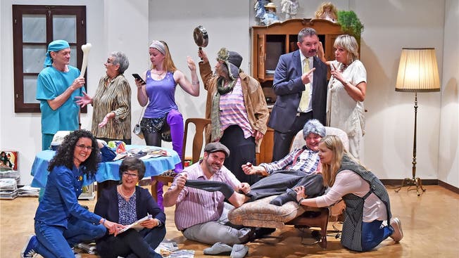 Die Theatergruppe Hägendorf-Rickenbach mit Regisseurin Nieves Gámez (unten links) zeigt auf dem Bild Einzelszenen aus ihrem Lustspiel «Bes doch ned so dumm!».