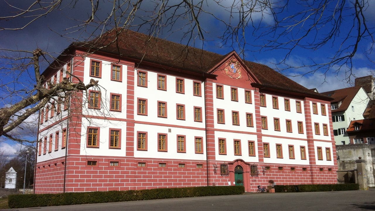 Die mächtige Propstei in Klingnau, hier befinden sich auch Gemeindekanzlei und Büros der Gemeinderäte.