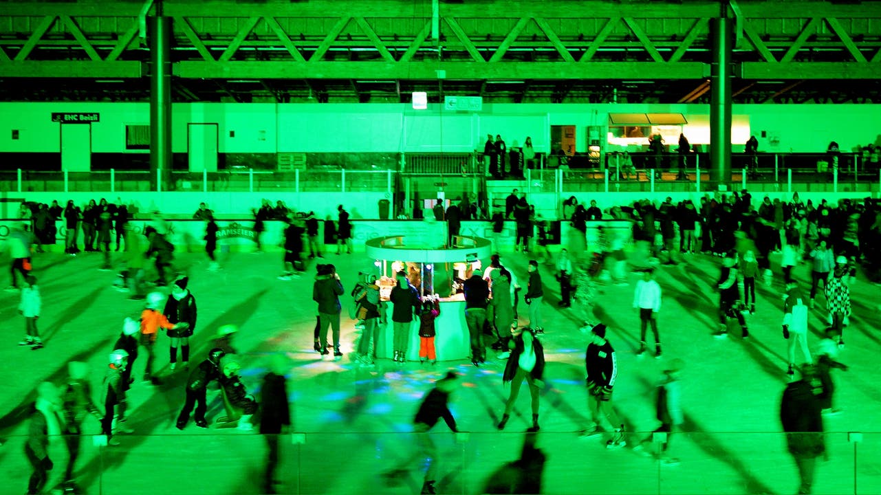  Die Eisdisco im Sportzentrum Zuchwil lockte 500 Besucher an.