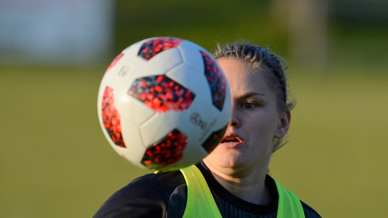FCA-Spielerin Svenja Zengaffine versucht, den Ball unter Kontrolle zu bringen.