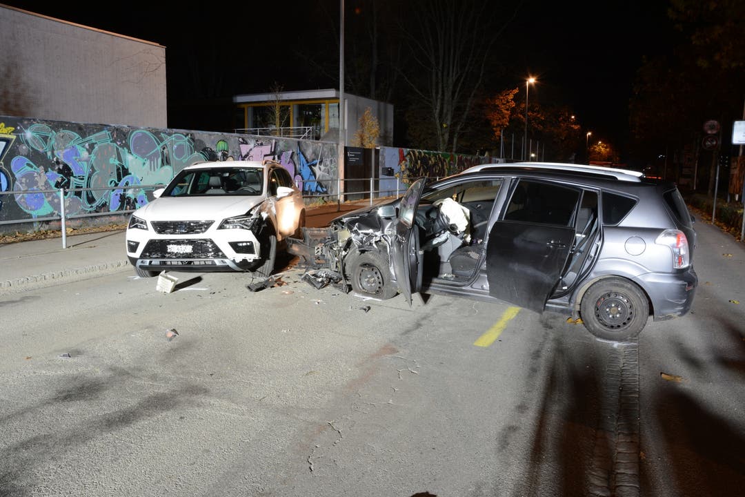 Allschwil BL, 16. November Ein ziviles Auto der Basler Polizei kollidierte mit einem anderen Fahrzeug. Vier Personen wurden verletzt, die genaue Unfallursache ist noch unklar.