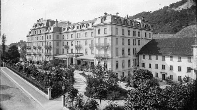 Das Grand Hôtel in den Badener Bädern um 1890, rechts davon die Dependance Römerbad.