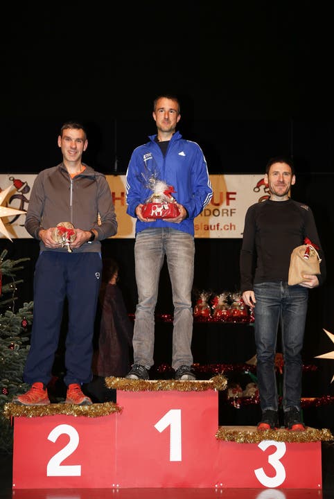 Chlauslauf Niederrohrdorf 2018 Sieger der Kategorie Männer 40: 1. Patric Masar, 2. Julian Beard, 3. Vicente Herrera, bei der Siegerehrung des Chlauslaufs in Niederrohrdorf, am 1. Dezember 2018