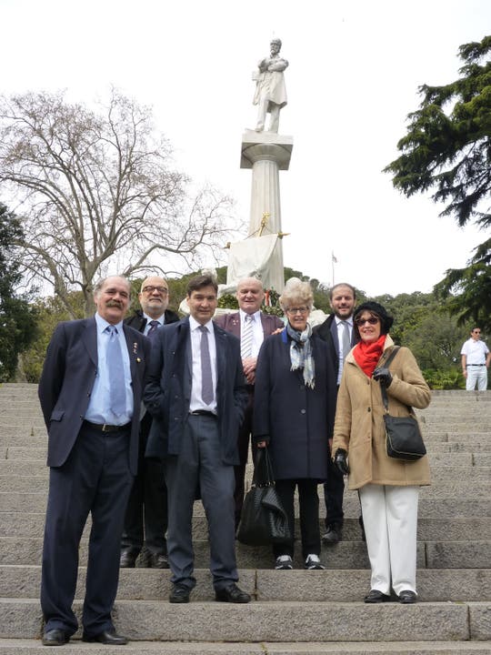 Vor dem Mazzini-Denkmal