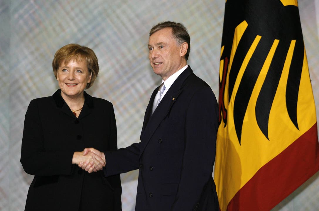 Die erste Bundeskanzlerin Mit 397 von 611 Stimmen wurde Angela Merkel am 22. November 2005 zur Bundeskanzlerin gewählt. Nach sieben Vorgängern ist sie die erste Frau im Amt des Bundeskanzlers und gleichzeitig mit 51 Jahren auch die jüngste. Zwei Monate zuvor wurde sie zur Fraktionsvorsitzenden der CDU gewählt.