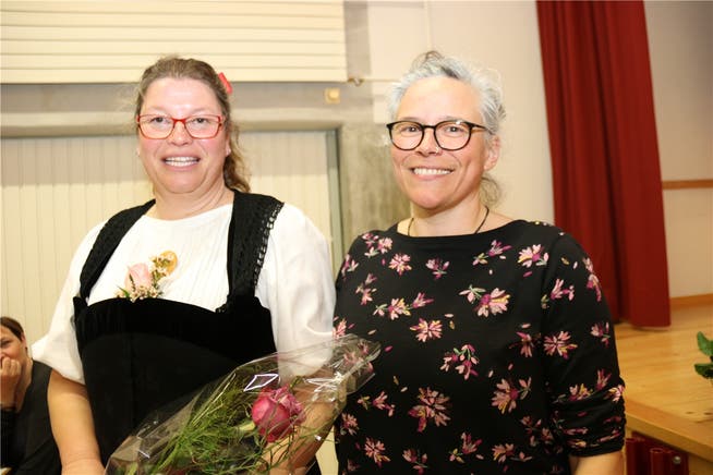 Interimspräsidentin Daniela Eggenschwiler (rechts) und die neue Präsidentin der Landfrauen Bucheggberg, Karin Schär.