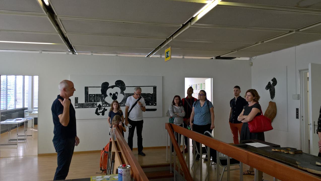 Ausstellungsleiter Reto Emch begrüsst eine Besuchergruppe