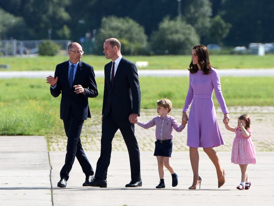 Der britische Prinz William und seine Frau Herzogin Kate besichtigen mit ihren Kindern George und Charlotte in Hamburg ausgestellte Helikopter von Airbus. (Juli 2017).