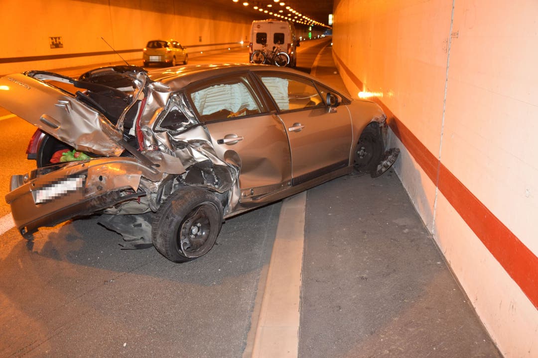 Biberist SO, 6. September Auf der Autobahn A5 bei Biberist kam es zu einem Auffahrunfall zwischen einem Wohnmobil und einem Auto. Die Autolenkerin wurde dabei mittelschwer verletzt.